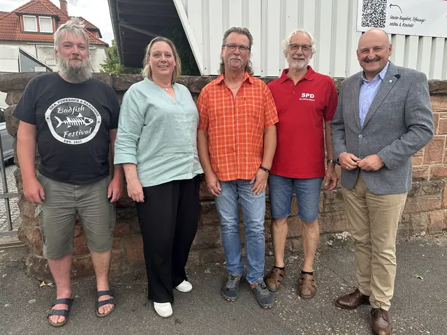 Die Führungsspitze des neuen SPD-Ortsvereins Main-Erf (von links): stellvertretender Vorsitzender Ralf Helmstetter (Bürgstadt), die Vorsitzenden Sabine Balleier (Miltenberg) und Joachim Schmedding (Eichenbühl) und stellvertretender Vorsitzender Roman Kempf (Großheubach) mit dem Unterbezirks-Vorsitzenden Bernd Rützel.  | Foto: Foto: SPD Main-Erf