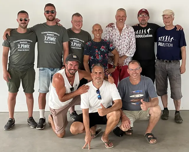 Vorne: Die Sieger des 2. Prözler Boule-Turniers „Real Steel“ (Kevin Umscheid, Werner Zeh, Andreas Seus); Hinten rechts die Zweitplatzierten „Streitberger“ (Albert Gutting, Jürgen Schnall, Hans Strobl); Hinten links die Drittplatzierten „Mombasa“ (Leon Ratzka, Benjamin Bauer, David Seubert)