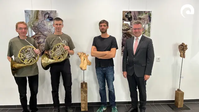 Die beiden Waldhörner unterstreichen es: „Waldspaziergang“ überschreibt der Schefflenzer Fotokünstler Johannes Höller (2.v.r.) seine Ausstellung im Landratsamt, die Hausherr Dr. Achim Brötel (r.) am Dienstagabend eröffnete.  | Foto: Landratsamt Neckar-Odenwald-Kreis