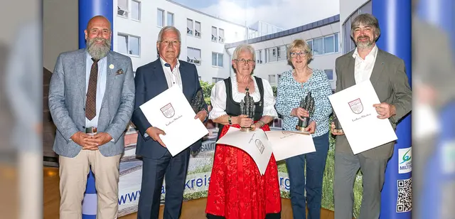 Vier Ehrenpreise wurden beim Ehrenabend des Landkreises übergeben. Im Bild (von links) stellvertretender Landrat Bernd Schötterl (links), Volker Goebel, Helga Schmitt, Brigitte Zawidzki und Volker Goebel.  | Foto: ©Winfried Zang