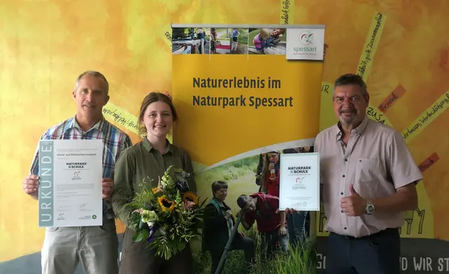  Die Freude war groß bei Schulleiter Axel Keppler (links) und dem Bürgermeister von Faulbach und erstem Vorsitzenden vom Schulverband Faulbach Wolfgang Hörnig, zusammen im Bild mit Kathrin Günzelmann, Naturpark-Rangerin beim Naturpark Spessart: Die Verbandsschule Faulbach wurde erneut als Naturpark-Schule ausgezeichnet. | Foto: Heike Herbert