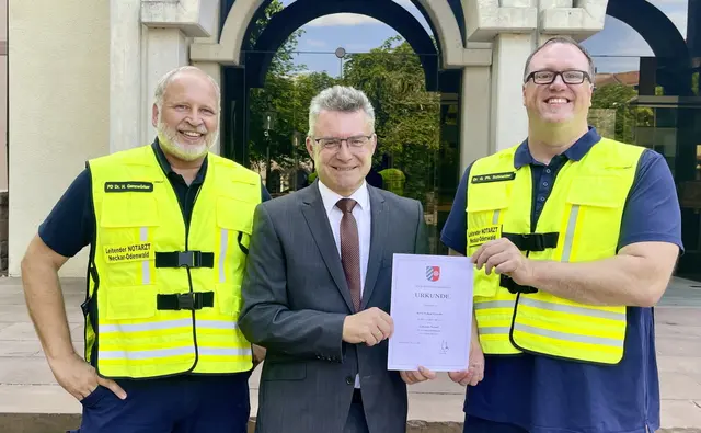 Sprecher der LNA-Gruppe NOK Priv.-Doz. Dr. Harald Genzwürker, Landrat Dr. Achim Brötel und der neu ernannte Leitende Notarzt Gerd Philipp Schneider


 | Foto: Landratsamt Neckar-Odenwald-Kreis