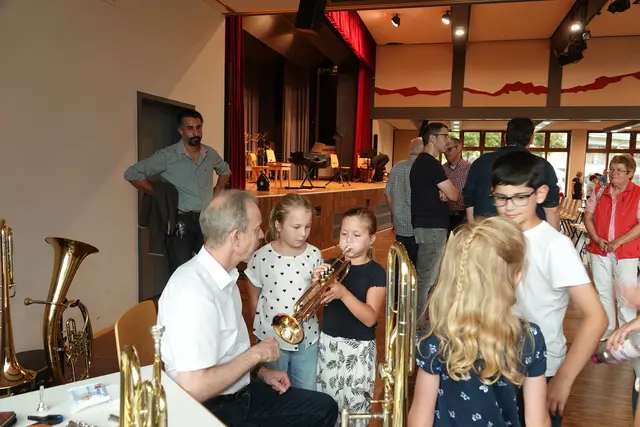 Bereitgestellte Instrumente luden zum Kennenlernen und Erproben ein. 
