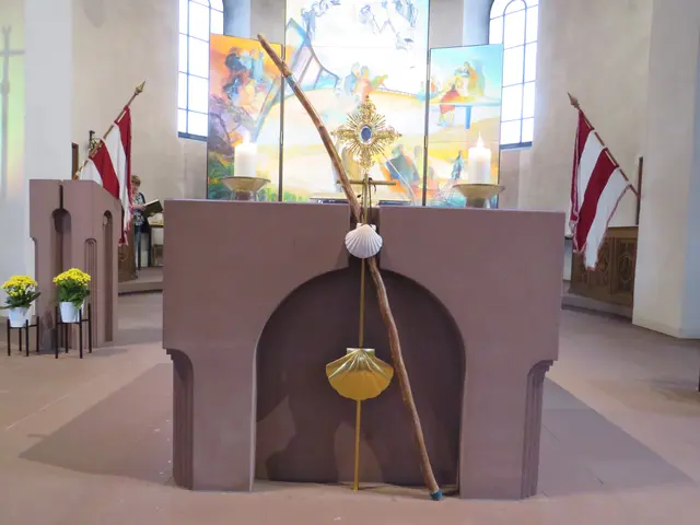 Der Pilgerstab (von Mesner Michael Schwarz), die Jakobsmuschel, die Reliquie im Schaugefäß und im Hintergrund das Triptychon - vieles in der Pfarrkirche erinnert an den Hl. Jakobus | Foto: Nina Reuling