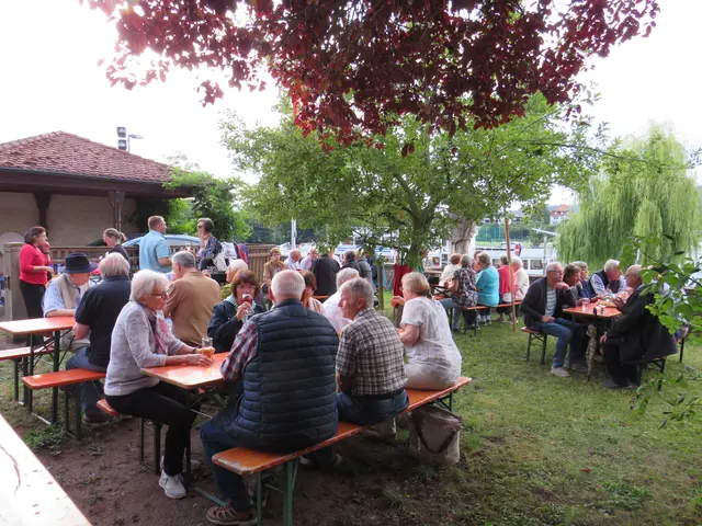 Der Dämmerschoppen im Pfarrgarten bot nach dem Gottesdienst die Möglichkeit, miteinander ins Gespräch zu kommen | Foto: Nina Reuling