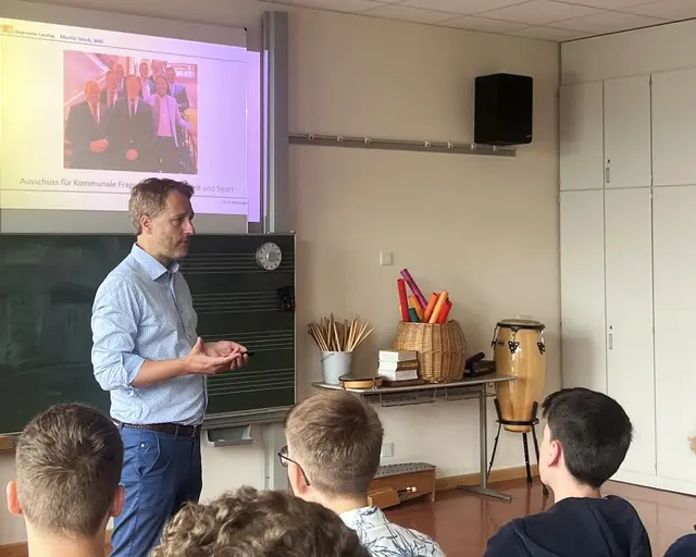 Bild: MdL Martin Stock im Gespräch mit den Schülerinnen und Schülern. | Foto: Bürgerbüro MdL Stock