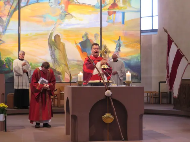 Allgemeiner Segen mit der Jakobusreliquie; auch ein Einzelsegen konnte empfangen werden. | Foto: Nina Reuling