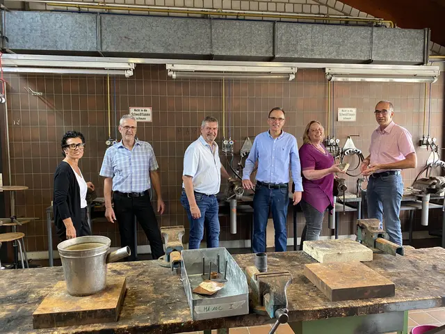 Die SPD-Kreistagsfraktion mit (von links) Helga Raab-Wasse,Roland Weber, Wolfgang Hörnig, Wolfgang Härtel, Sabine Balleier und Karlheinz Paulus besichtigt die Werkstätten der Berufsschule in Miltenberg. 
 | Foto: Alexander Eckert