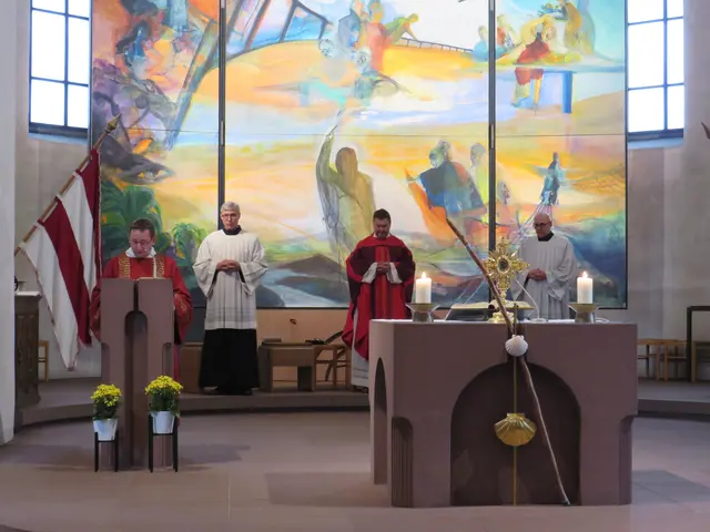 Diakon Florian Grimm verkündet das Evangelium | Foto: Nina Reuling