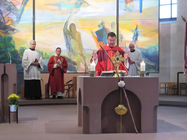 Pfarrer Jan Kölbel zelebrierte den Gottesdienst zum Patrozinium gemeinsam mit Diakon Florian Grimm | Foto: Nina Reuling