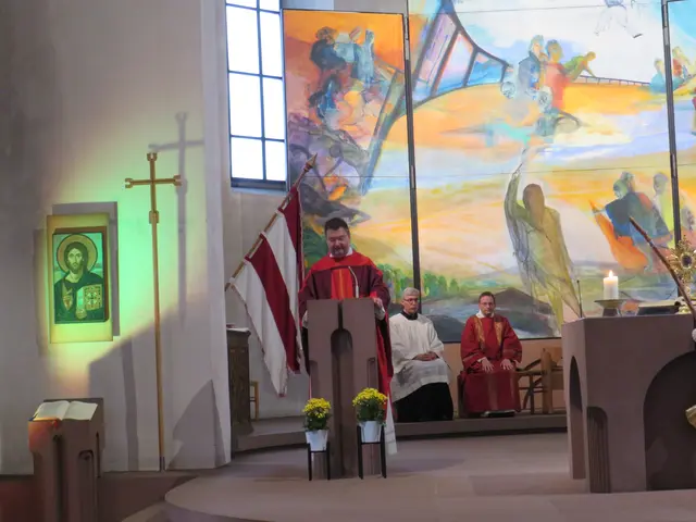 Pfarrer Jan Kölbel bei seiner Predigt zum Patrozinium | Foto: Nina Reuling