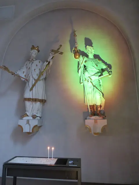 Der Hl. Jakobus im rechten Seitenschiff der Pfarrkirche war zum Patrozinium grün illuminiert (Idee von Mesner Thomas Bertlwieser) | Foto: Nina Reuling