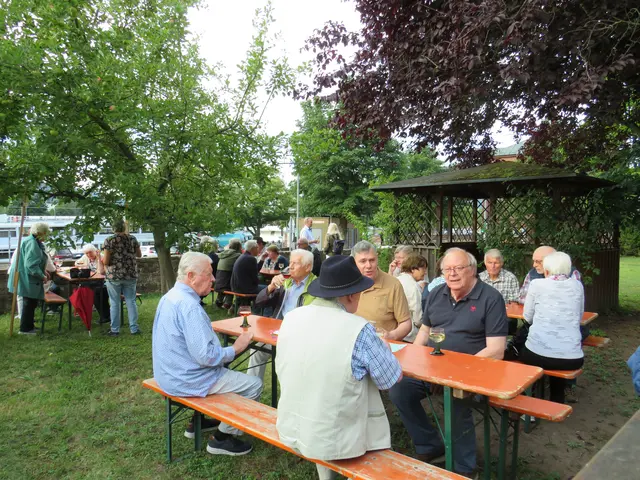 Dämmerschoppen im Pfarrgarten nach dem Gottesdienst | Foto: Nina Reuling