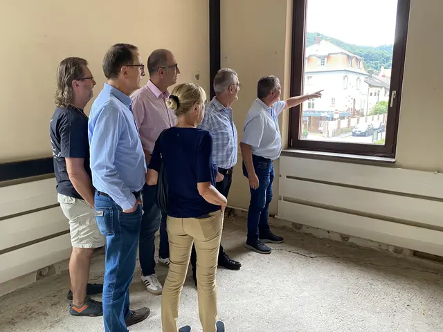 Wie steht es um die Dachkonstruktion? Die SPD mit (von links) Joachim Schmedding, Wolfgang Härtel, Karlheinz Paulus, Monika Wolf-Pleßmann, Roand Weber und Wolfgang Hörnig macht sich ein Bild von der Berufsschule. | Foto: Sabine Balleier