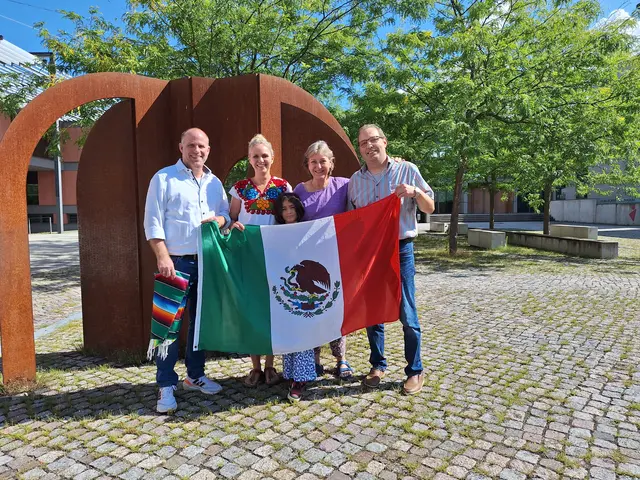 Die beiden Organisatoren Katharina Barleben-Kuhn (2. v. links) und Ingrid Oberg (2. v. rechts) mit RSE-Schulleiter Matthias Witzel (links) und Konrektor Rainer Schäfer (rechts) sowie Gastkind Maja (Mitte); | Foto: Alexander Dörr
