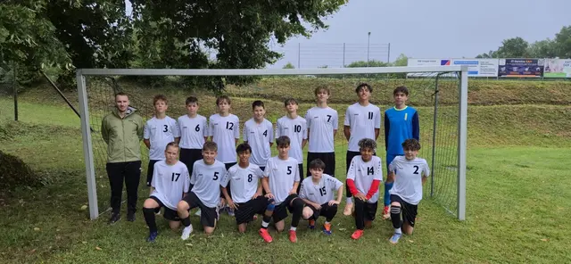 3. Platz beim Landesfinale Bayern: die Fußball-Jungs der Realschule Elsenfeld mit der betreuenden Sport-Lehrkraft Philip Bleibaum (stehend links); | Foto: Gastgeber-Foto