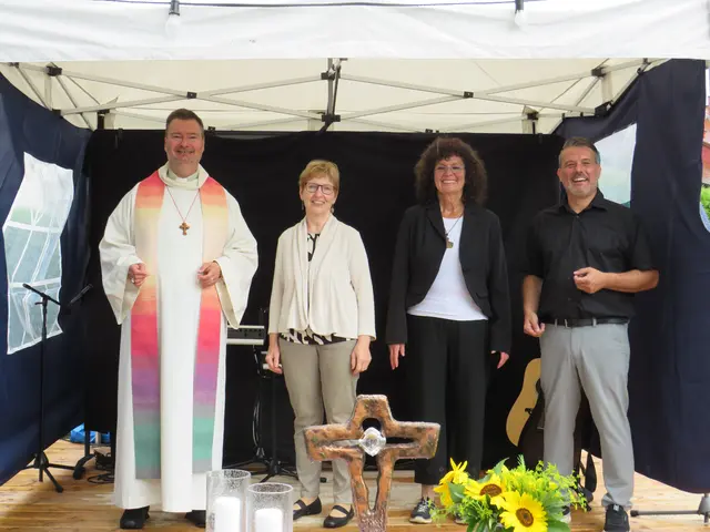 Feierten den Ökum. Gottesdienst gemeinsam (von links nach rechts): Pfarrer Jan Kölbel und Bärbel Hofherr (kath. Gemeinde), Helga Neike (ev. Gemeinde) und Pastor Andy Bodenschatz ("Cube Church" - Freikirche Miltenberg) | Foto: Nina Reuling