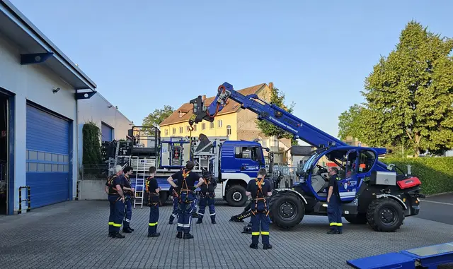 Ausbilder Michael Wolf demonstriert den richtigen Einsatz der persönlichen Schutzausrüstung gegen Absturz – konzentriertes Zuhören bei hochsommerlichen Temperaturen. | Foto: THW Miltenberg 