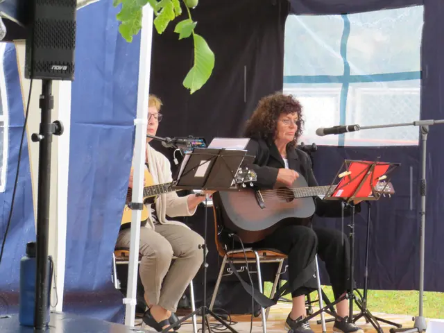 Bärbel Hofherr (kath. Gemeinde) und Helga Neike (ev. Gemeinde) sangen gemeinsam und spielten Gitarre | Foto: Nina Reuling