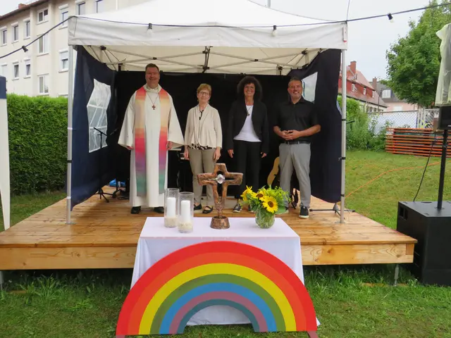 Pfarrer Jan Kölbel und Bärbel Hofherr (kath. Gemeinde), Helga Neike (ev. Gemeinde) und Pastor Andy Bodenschatz ("Cube Church" - Freikirche Miltenberg) vor dem Altar mit dem Regenbogen als Symbol des Ökum. Gemeindefestes 2025 | Foto: Nina Reuling