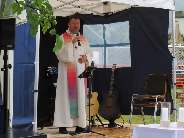 Pfarrer Jan Kölbel bei seiner Predigt | Foto: Nina Reuling