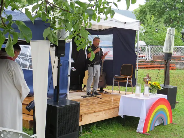 Pastor Andy Bodenschatz ("Cube Church" - Freikirche Miltenberg) begrüßt die Besucher des Open-Air Gottesdienstes anl. des Ökum. Gemeindefestes | Foto: Nina Reuling