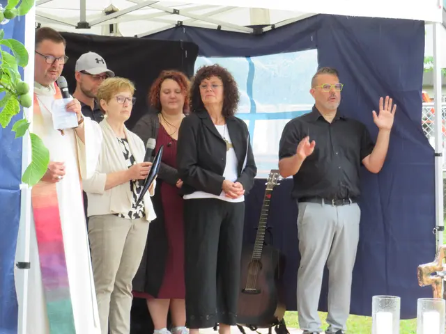 Schlusssegen durch Vertreter und Vertreterinnen der drei christlichen Gemeinden (im Hintergrund zwei Mitglieder der "Cube Praise Band") | Foto: Nina Reuling