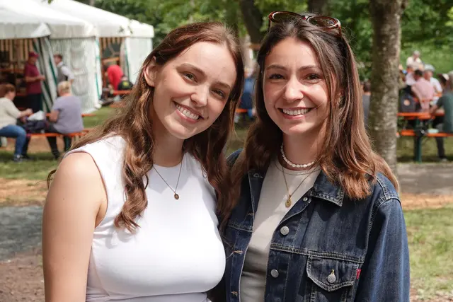 Wer wird die neue Külsheimer Weinkönigin? Sie haben gut lachen: die beiden jungen Damen kennen das Geheimnis schon. 