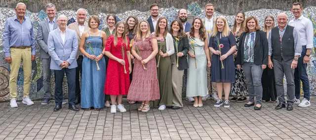 Diesen 14 Junglehrkräften steht die Erleichterung förmlich ins Gesicht geschrieben, dass sie ihre zweijährige Seminarzeit erfolgreich überstanden haben. Zu den Gratulanten zählten (von links) der stellvertretende Landrat Günther Oettinger, die Schulamtsdirektoren Harald Frankenberger, Ulrich Wohlmuth und Michael Brummer sowie von rechts, vordere Reihe die Seminarleiter Eugen Goss, Christoph Hartmann und Claudia Dellert. | Foto: Winfried Zang