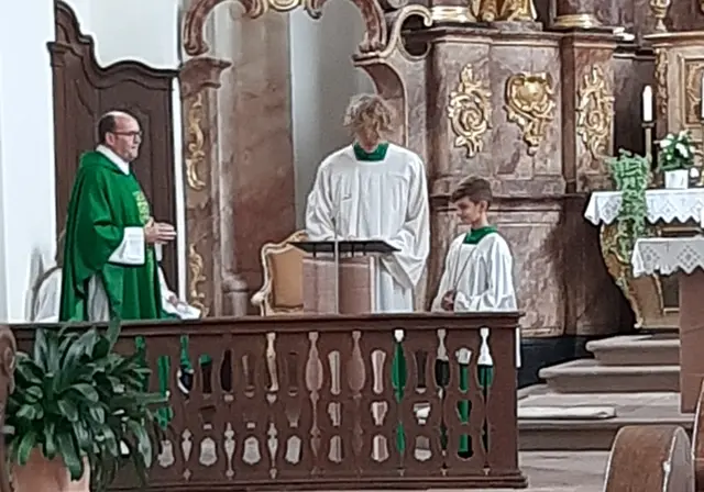 Oberministrant Lars Giegerich bei der Begrüßung von Jonas und der Überreichung des Ministrantenkreuzes | Foto: Friedrich Frank