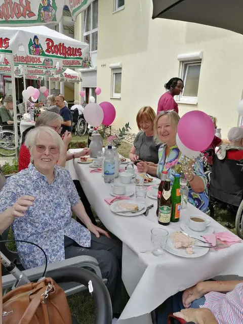 Viel Freude mit dem Programm und der farbstarken Dekoration hatten die Senior:innen und Gäste auf dem Sommerfest des ASB in Buchen. | Foto: ASB Region Heilbronn-Franken