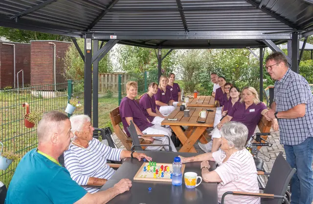 Der Pate des Elsenfelder Haus Dominic, Manfred Schüßler (rechts), freute sich, mehrere Gegenstände übergeben zu können, die aus Mitteln der Stiftung Altenhilfe finanziert werden konnten – etwa das Mobiliar und die Pavillons, unter denen die Bewohnerinnen und Bewohner sowie das Personal entspannen können.  | Foto: Winfried Zang