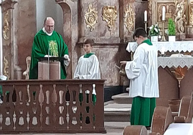 Pfarrer Rettinger bei der Befragung von Jonas zu seiner Bereitschaft. Rechts sein Bruder Raphael.  | Foto: Friedrich Frank