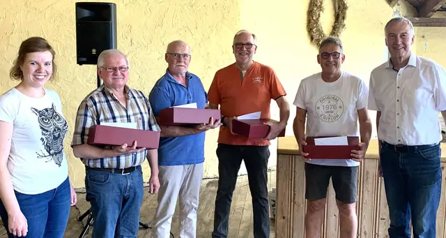 Danke für lange aktive Vereinsmitgliedschaft im Sängerbund Eisenbach. V.l. Elke Becker (Vorsitzende), Willi Weis (40 Jahre), Reinhold Ball, Burkhard Appel, Klaus Berninger (jeweils 50 Jahre), Michael Marquart (Vorsitzender). | Foto: Markus Ball