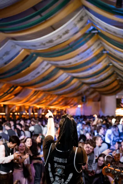 Auch 2025 sorgen Showbands für Stimmung auf der Michaelismesse Miltenberg. | Foto: Festzeltbetrieb Franz Widmann jun.