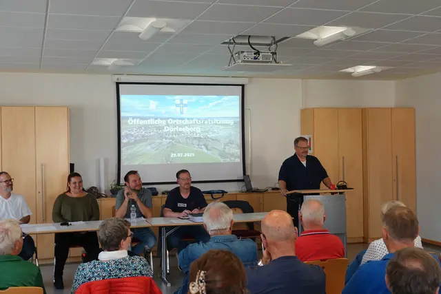 Gut besucht war die öffentliche Ortschaftsratsitzung in Dörlesberg, v. l. Schriftführer Jörg Stemmler, Lena May, Lukas Iraschko, Marco Döhner (alle vom Ortschaftsrat) sowie Ortsvorsteher Bernd Geißler. Foto Roland Schönmüller 