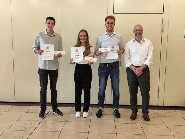 Die Innungsbesten: 3. Platz Jonas Rauh, 1. Platz Beatrix Gläser, 2. Platz Leonard Leiblein. Alle wurden bei der Fa. Reinhold Keller GmbH Kleinheubach ausgebildet. Rechts Werner Tausch, Obermeister der Schreinerinnung Miltenberg-Obernburg.