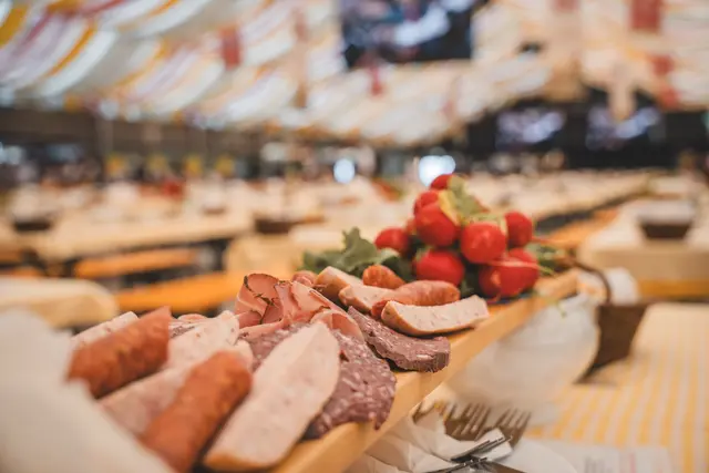 Regionale Schmankerl für den "kleinen" Hunger zwischendurch. | Foto: Festzeltbetrieb Franz Widmann jun.