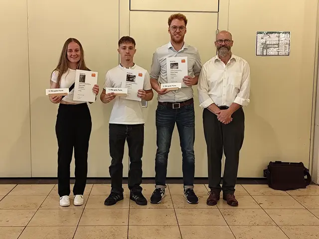 3. Platz Beatrix Gläser, 2. Platz Leonard Leiblein (beide ausgebildet in der Fa. Reinhold Keller GmbH Kleinheubach), 1. Platz Jannis Steiner, zweiter von links (Ausbildungsbetrieb Friedolin Kern). Rechts Werner Tausch, Obermeister der Schreinerinnung Miltenberg-Obernburg