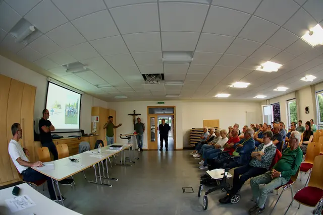 Felix Weber von der Projektgruppe erläutert die Planung. Foto Roland Schönmüller 