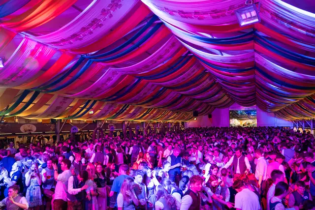 Gaudi und Stimmung im Festzelt Widmann. | Foto: Festzeltbetrieb Franz Widmann jun.