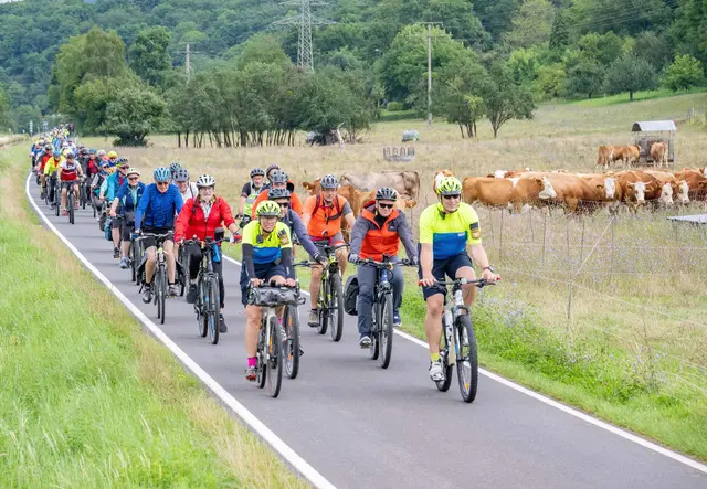 Gute Laune im Tross der Drei-Länder-Radtour, hier auf dem Weg von Breitendiel in Richtung Weilbach.  | Foto: Winfried Zang