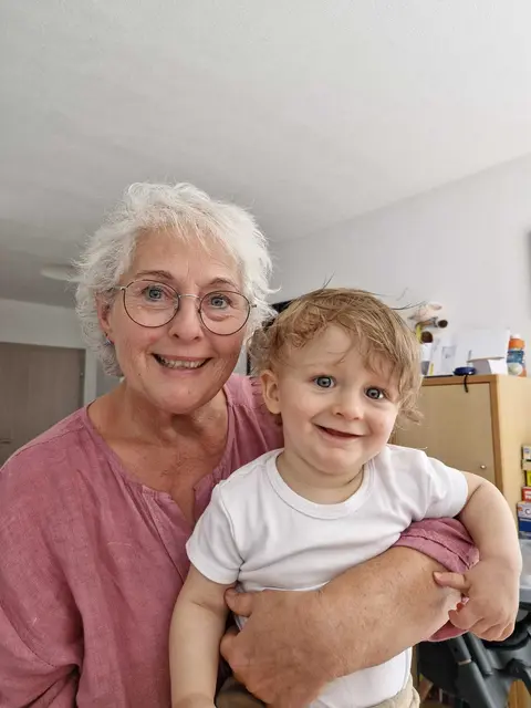 Koordinatorin Klaudia Bethke mit einem Kind, welches vom Projekt "Zeit für Familien" profitiert