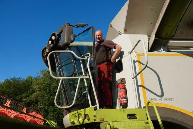 BU 1: Getreideernte im Odenwald bei Walldürn am vergangenen Samstag bei Windischbuchen.. Foto Roland Schönmüller.

Mähdrescherfahrer Christoph Zeller aus Beuchen im Odenwald ist stundenlang im Einsatz. Funk-Kontaktgibt es mit Kollegen in Traktoren auf dem Getreidefeld und zum Silo einige Kilometer weiter: Die Zeit drängt. Der nächste Regen ist im Anmarsch. Foto Roland Schönmüller.