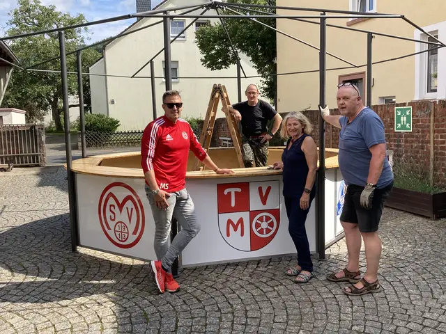 Probeaufbau des runderneuerten Getränkestands für die Michaelismesse (von links): MSV Vorsitzender Mirko Schmidt, AWO-Werkstattleiter Michael Panizzi, TVM-Schriftführerin Ute Schreckenberg und TVM-Schatzmeister Horst Rosenberger.  | Foto: Georg Kümmel
