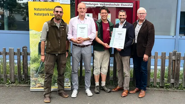 Naturpark-Ranger Andreas Gries, Rektor Thomas Mütze, Naturpark Spessart e.V. Geschäftsführer Oliver Kaiser, Landrat Alexander Legler und Bürgermeister Rüdiger Stenger bei der Übergabe der Zertifizierungs-Urkunde. | Foto: Hannah Kirchgessner