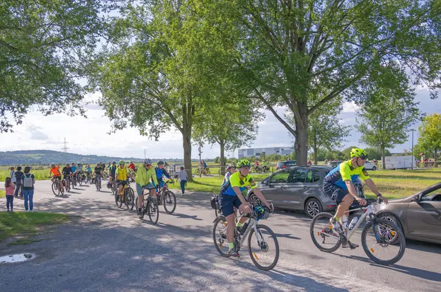 Nach drei Tagen mit 283 Kilometern auf dem Rad erreichte der Tross aus 170 Radfahrenden der Drei-Länder-Radtour am späten Samstagnachmittag die Niedernberger Hans-Herrmann-Halle, wo Mitglieder des TV Niedernberg die Gäste bestens verpflegten.  | Foto: Winfried Zang