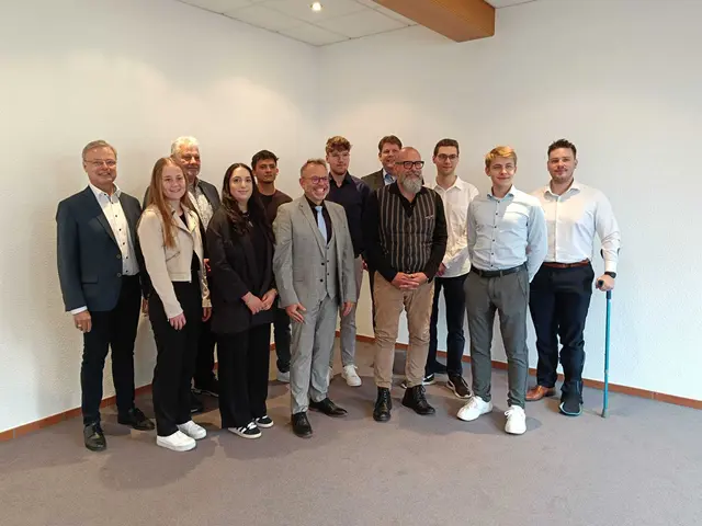 Im feierlichen Rahmen wurden die besten Absolventinnen und Absolventen mit einem Staatspreis für herausragende schulische Leistungen (Notendurchschnitt 1,0) ausgezeichnet. 