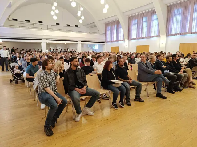 Rund 400 Gäste waren in die Obernburger Stadthalle gekommen, um mit den Absolventinnen und Absolventen zu feiern.