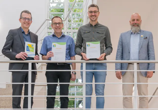 Stellvertretender Landrat Bernd Schötterl (rechts) übergab zwei Teilnehmerurkunden am Umwelt- und Klimapakt Bayern für die Firmen Josera und Erbacher Food Intelligence an (von links) Martin Wörner, Christoph Pfaff und Christoph Neuberger.  | Foto: Winfried Zang